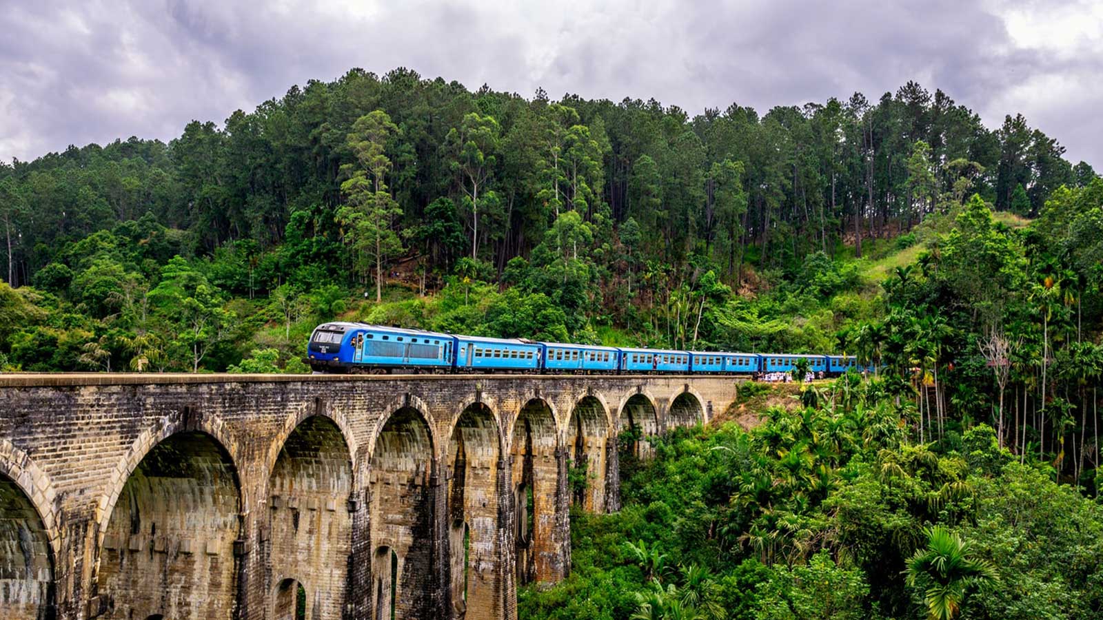 Train crossing the Nine Arch Bridge near Ella